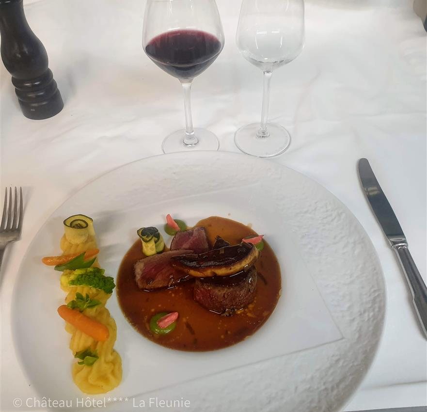 "Simmental" faux fillet tournedos, pan-fried foie gras cutlet, summer truffle-reduced juice, sweet spice potato mousseline  - Château la fleunie